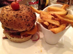 Loulou friendly diner burger cluny saint michel paris restaurant brunch frites maison super adresse basque